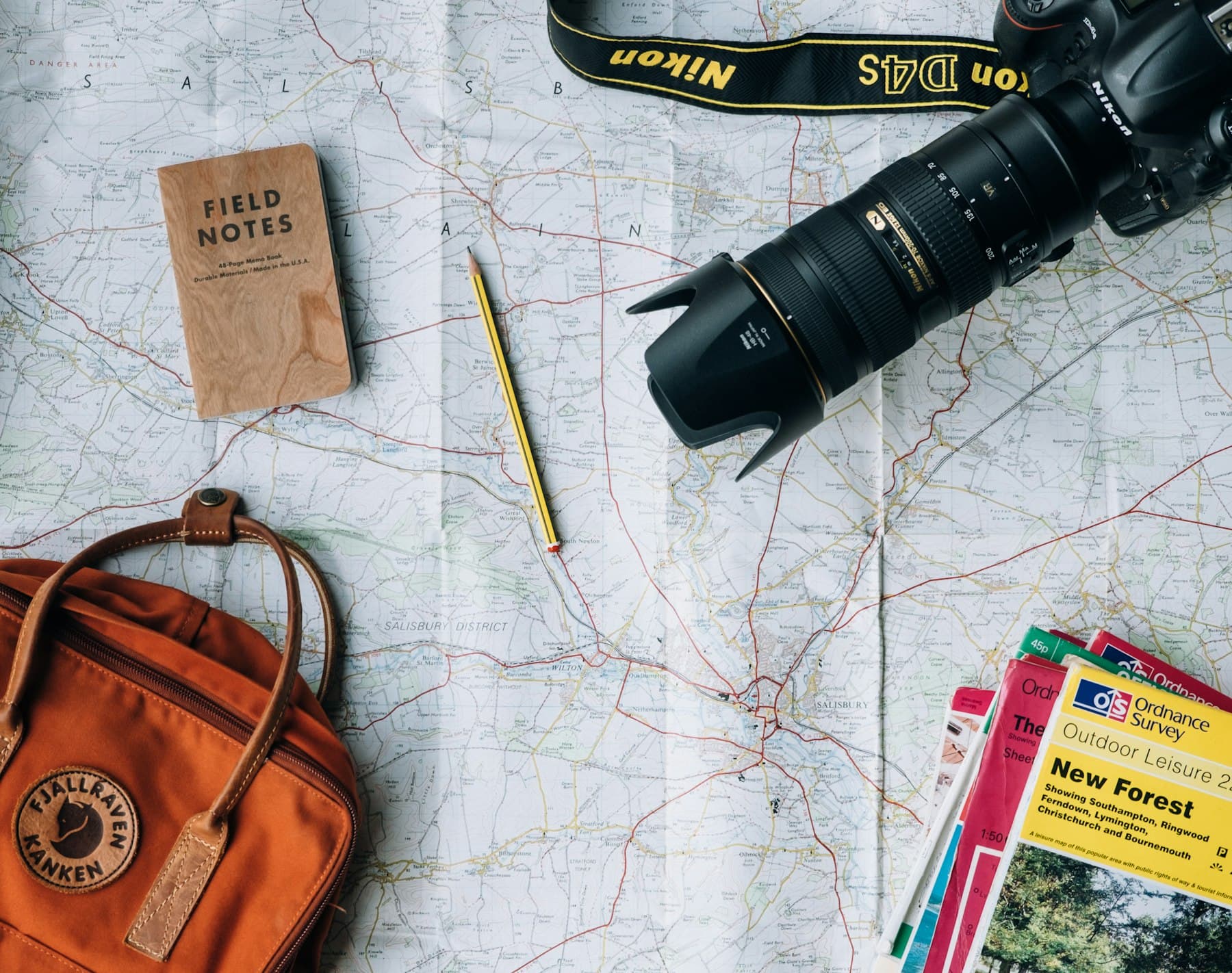 Mapa, mochila y cámara preparados para un viaje